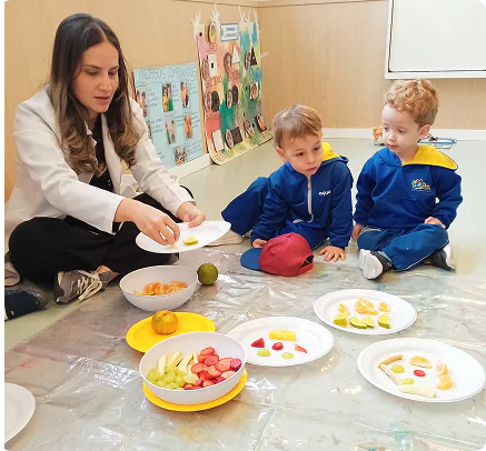 Experimentação de alimentos — Maternal Aquarela School