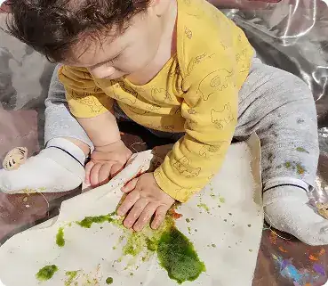 Bebês em atividades sensoriais no Berçário da Aquarela