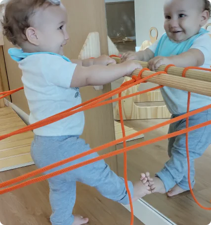 Sala de estimulação com espelho — Berçário Aquarela School