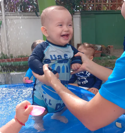 Atividades com água — Berçário Aquarela School