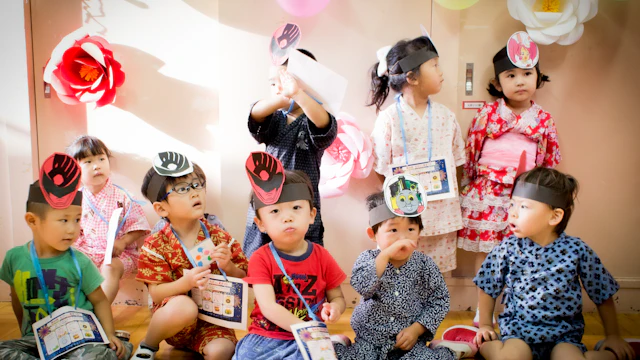 Crianças em aula de capoeira no pátio da Aquarela School, Perdizes