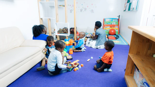 Professora de inglês brincando com crianças do Berçário da Aquarela School