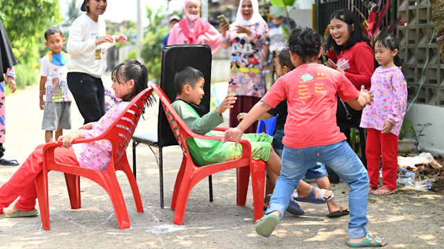 Crianças em roda de conversa na atividade do programa LIV na Aquarela School