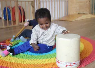 Berçário Aquarela School — bebês em ambiente acolhedor