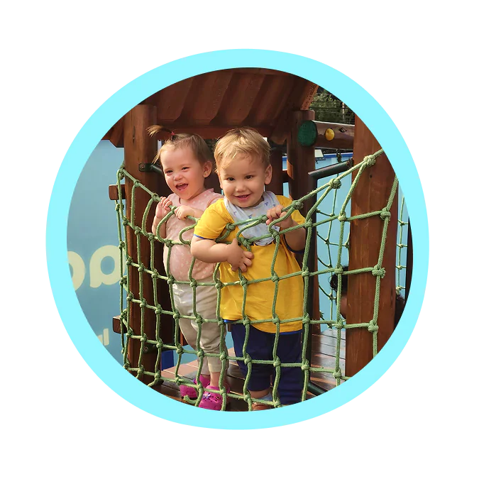 Crianças em vivência coletiva no Mini Maternal da Aquarela School