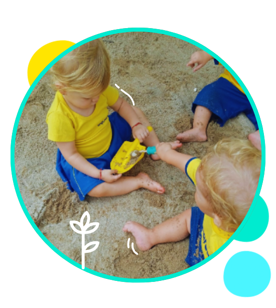 alunos do mini maternal brincando no tanque da areia, para aproveitar os espaços livres da escola.
