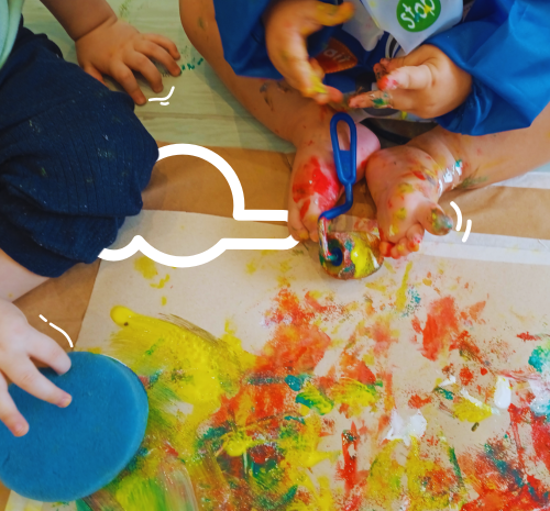 crianças em atividades de pinturas, conhecendo e explorando as cores.